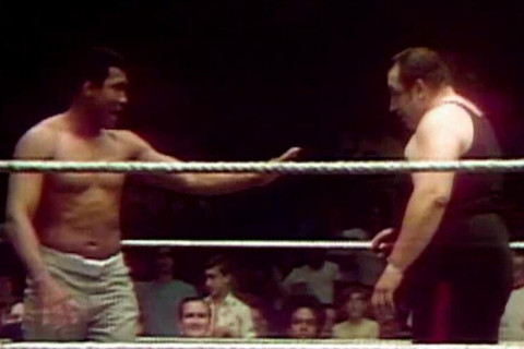 El dia en que Muhammad Ali desafio al campeon de lucha libre, el Gorilla Monsoon ( VER Video)