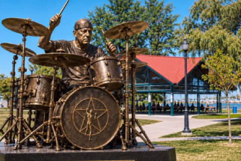 RUSH y sus fans alcanzan la meta de un millón de dólares para el monumento a Neil Peart