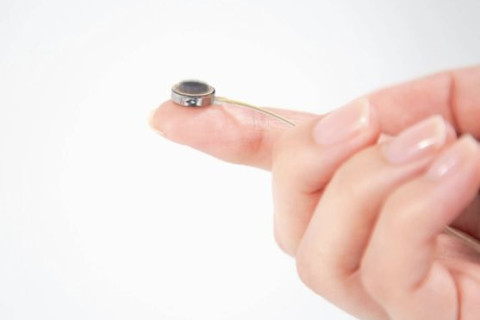 China adelanta al Neuralink de Elon Musk y aprueba el primer implante comercial de un chip cerebral del mundo