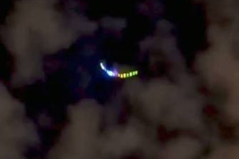 Misteriosas luces aparecen sobre una autopista de Teherán y desatan todo tipo de teorías en internet (ver video)