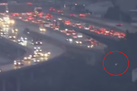 Misteriosa esfera metálica es captada sobre una autopista de Los Ángeles (Ver Video)