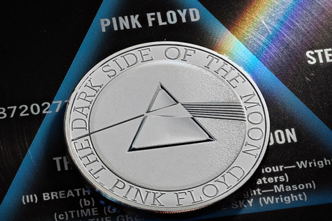 La Real Casa de la Moneda británica lanza una moneda conmemorativa de Pink Floyd con el prisma de “The Dark Side of The Moon” y un efecto arcoíris